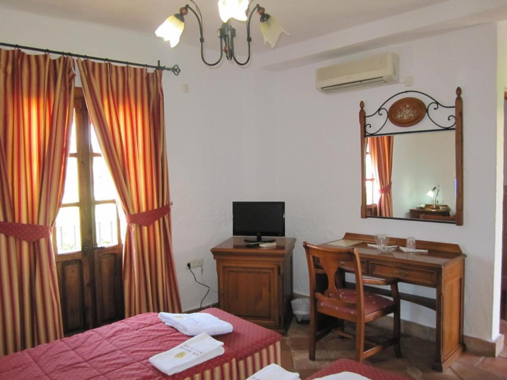 Hotel Cortijo Las Grullas Беналуп-Касас-Вьехас Номер фото
